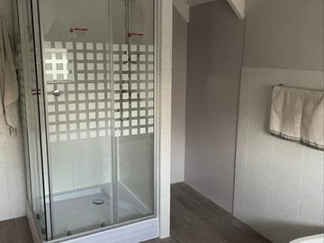 Oportunidad! En venta casa dos pisos sector norte Villa Alemana, barrio residencial seguro y tranquilo.
