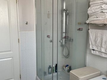 Oportunidad! En venta casa dos pisos sector norte Villa Alemana, barrio residencial seguro y tranquilo.
