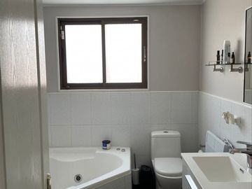 Oportunidad! En venta casa dos pisos sector norte Villa Alemana, barrio residencial seguro y tranquilo.