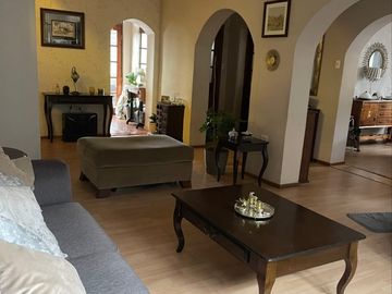 Oportunidad! En venta casa dos pisos sector norte Villa Alemana, barrio residencial seguro y tranquilo.