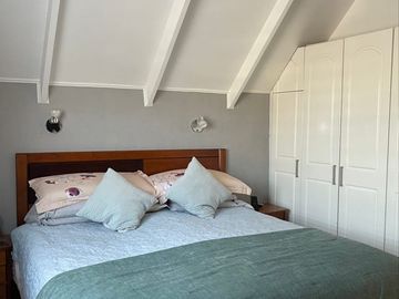 Oportunidad! En venta casa dos pisos sector norte Villa Alemana, barrio residencial seguro y tranquilo.