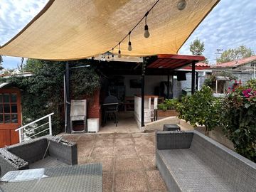 Oportunidad! En venta casa dos pisos sector norte Villa Alemana, barrio residencial seguro y tranquilo.