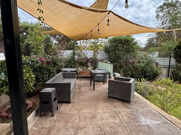 Oportunidad! En venta casa dos pisos sector norte Villa Alemana, barrio residencial seguro y tranquilo.