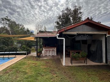 Oportunidad! En venta casa dos pisos sector norte Villa Alemana, barrio residencial seguro y tranquilo.