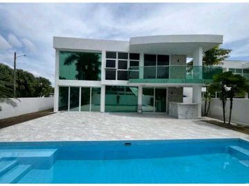 CASA EN COSTA SUR COSTA ESMERALDA 4REC 4,5 B 500M2 DOS NIVELES