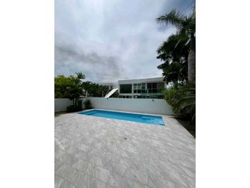 CASA EN COSTA SUR COSTA ESMERALDA 4REC 4,5 B 500M2 DOS NIVELES