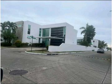 CASA EN COSTA SUR COSTA ESMERALDA 4REC 4,5 B 500M2 DOS NIVELES