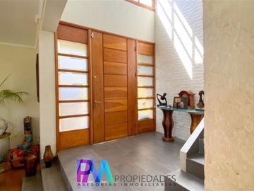 Casa en Venta en Maravillosa casa remodelada en condominio exclusiva