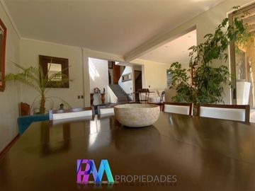 Casa en Venta en Maravillosa casa remodelada en condominio exclusiva