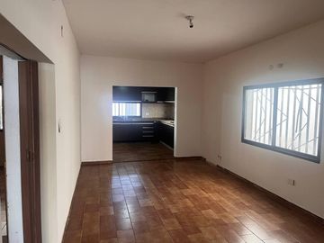 Venta - Casa de cuatro dormitorios, dos plantas, patio y cochera en Barrio Belgrano, Rosario
