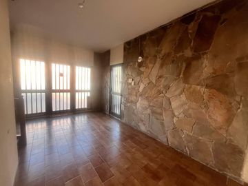 Venta - Casa de cuatro dormitorios, dos plantas, patio y cochera en Barrio Belgrano, Rosario