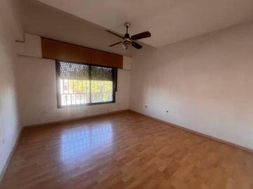Venta - Casa de cuatro dormitorios, dos plantas, patio y cochera en Barrio Belgrano, Rosario