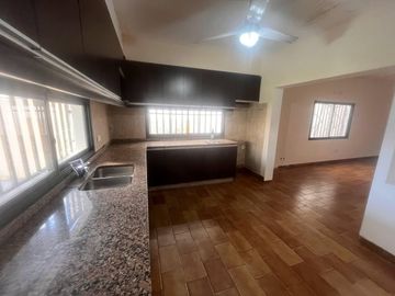Venta - Casa de cuatro dormitorios, dos plantas, patio y cochera en Barrio Belgrano, Rosario