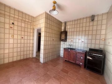 Venta - Casa de cuatro dormitorios, dos plantas, patio y cochera en Barrio Belgrano, Rosario