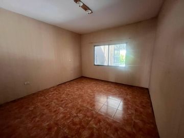Venta - Casa de cuatro dormitorios, dos plantas, patio y cochera en Barrio Belgrano, Rosario