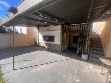Venta - Casa de cuatro dormitorios, dos plantas, patio y cochera en Barrio Belgrano, Rosario
