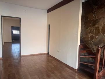 Venta - Casa de cuatro dormitorios, dos plantas, patio y cochera en Barrio Belgrano, Rosario