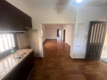 Venta - Casa de cuatro dormitorios, dos plantas, patio y cochera en Barrio Belgrano, Rosario