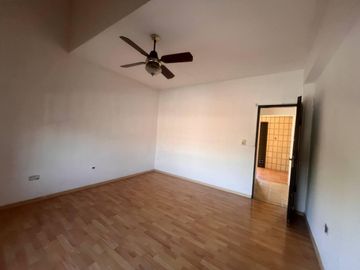 Venta - Casa de cuatro dormitorios, dos plantas, patio y cochera en Barrio Belgrano, Rosario