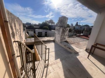 Venta - Casa de cuatro dormitorios, dos plantas, patio y cochera en Barrio Belgrano, Rosario