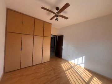Venta - Casa de cuatro dormitorios, dos plantas, patio y cochera en Barrio Belgrano, Rosario
