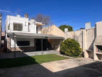 Venta - Casa de cuatro dormitorios, dos plantas, patio y cochera en Barrio Belgrano, Rosario