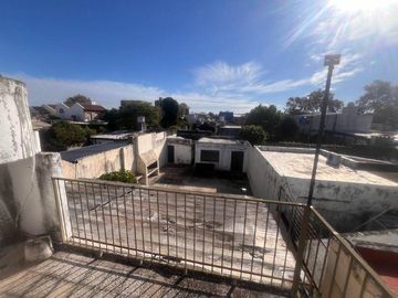 Venta - Casa de cuatro dormitorios, dos plantas, patio y cochera en Barrio Belgrano, Rosario