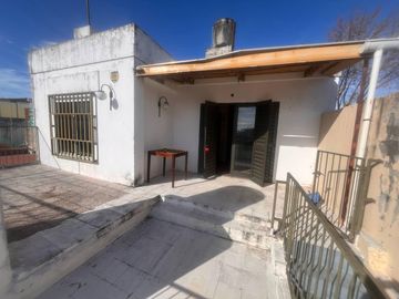 Venta - Casa de cuatro dormitorios, dos plantas, patio y cochera en Barrio Belgrano, Rosario