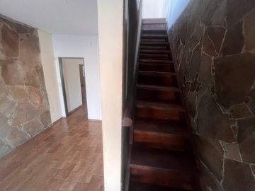 Venta - Casa de cuatro dormitorios, dos plantas, patio y cochera en Barrio Belgrano, Rosario