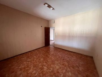Venta - Casa de cuatro dormitorios, dos plantas, patio y cochera en Barrio Belgrano, Rosario