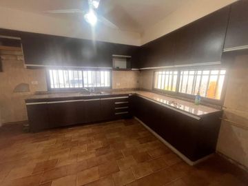 Venta - Casa de cuatro dormitorios, dos plantas, patio y cochera en Barrio Belgrano, Rosario