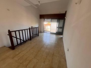 Venta - Casa de cuatro dormitorios, dos plantas, patio y cochera en Barrio Belgrano, Rosario