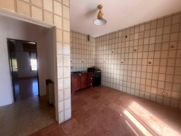 Venta - Casa de cuatro dormitorios, dos plantas, patio y cochera en Barrio Belgrano, Rosario