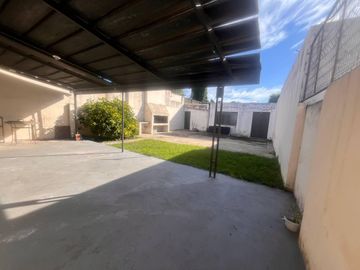 Venta - Casa de cuatro dormitorios, dos plantas, patio y cochera en Barrio Belgrano, Rosario