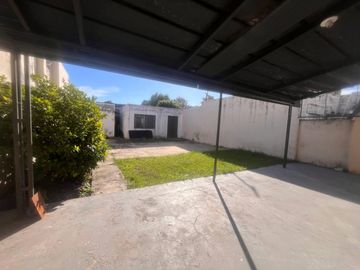 Venta - Casa de cuatro dormitorios, dos plantas, patio y cochera en Barrio Belgrano, Rosario