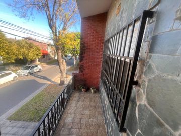 Venta - Casa de cuatro dormitorios, dos plantas, patio y cochera en Barrio Belgrano, Rosario