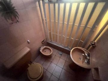 Venta - Casa de cuatro dormitorios, dos plantas, patio y cochera en Barrio Belgrano, Rosario