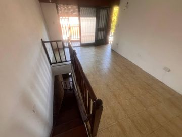 Venta - Casa de cuatro dormitorios, dos plantas, patio y cochera en Barrio Belgrano, Rosario