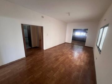 Venta - Casa de cuatro dormitorios, dos plantas, patio y cochera en Barrio Belgrano, Rosario