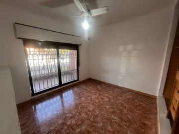 Venta - Casa de cuatro dormitorios, dos plantas, patio y cochera en Barrio Belgrano, Rosario