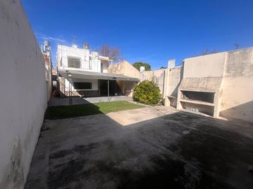 Venta - Casa de cuatro dormitorios, dos plantas, patio y cochera en Barrio Belgrano, Rosario