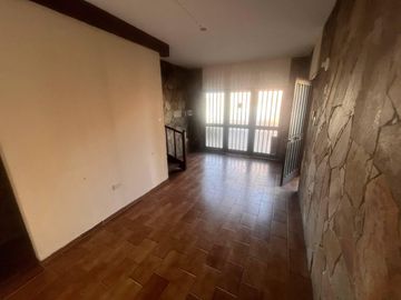 Venta - Casa de cuatro dormitorios, dos plantas, patio y cochera en Barrio Belgrano, Rosario