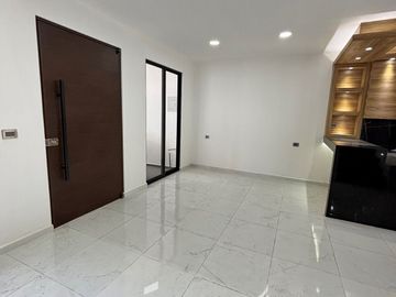 Casa en venta con roof garden y recámara en planta baja en Coatepec