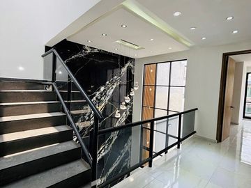 Casa en venta con roof garden y recámara en planta baja en Coatepec