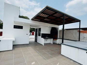 Casa en venta con roof garden y recámara en planta baja en Coatepec