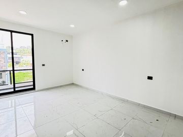 Casa en venta con roof garden y recámara en planta baja en Coatepec