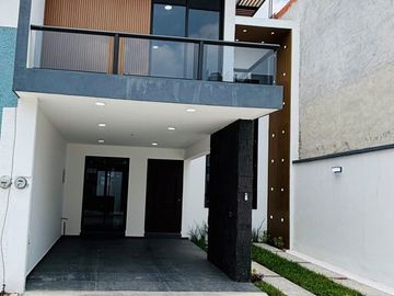 Casa en venta con roof garden y recámara en planta baja en Coatepec