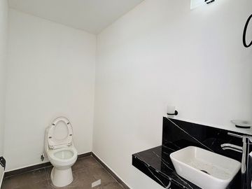 Casa en venta con roof garden y recámara en planta baja en Coatepec