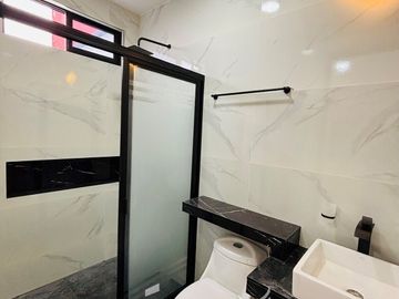 Casa en venta con roof garden y recámara en planta baja en Coatepec