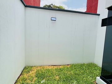 Casa en venta con roof garden y recámara en planta baja en Coatepec